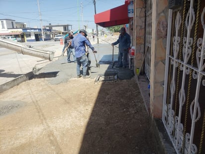 Obstruyen vecinos nuevas banquetas en Frontera