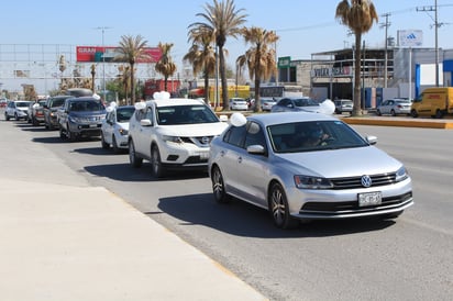 Con caravana, colonos de la Sección 5 en Monclova piden electrificación