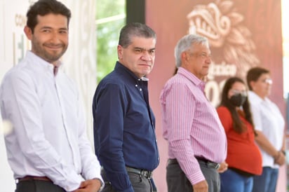 Entregan AMLO y Riquelme becas a jóvenes en San Pedro