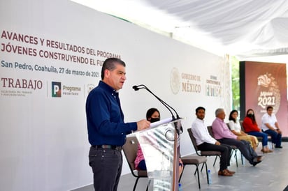 Riquelme y AMLO entregan becas a jóvenes en La Laguna