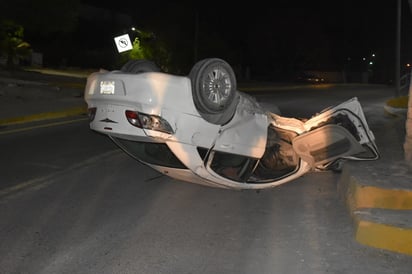 Termina volcado y abandona su auto en Monclova