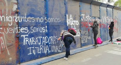 Mujeres protestan en la CDMX por muerte de Victoria en Tulum: Hay vallas metálicas protegiendo la casona donde se encuentra la representación de Quintana Roo