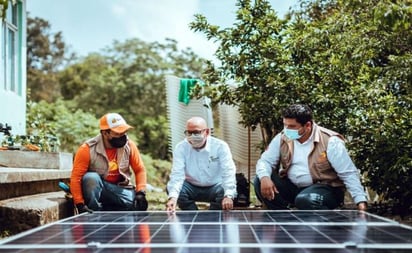 Iberdrola dota de sistemas solares a familias en la huasteca potosina