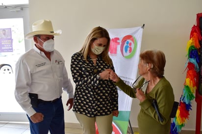 Recibe doña Amalia un aparato auditivo en Frontera