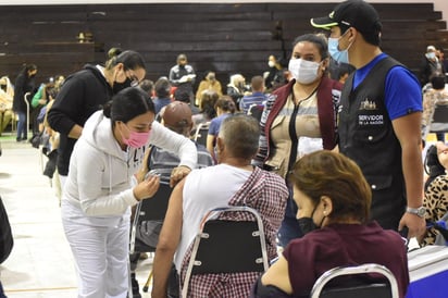 Sin reacciones adultos mayores de la Región Centro en vacunación contra el COVID-19