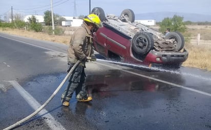 Terminan volcados y abandonan vehículo en Monclova