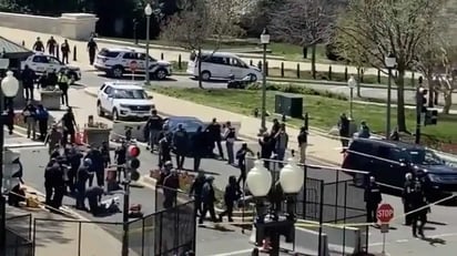 Coche atropella a dos policías en el Capitolio de EU