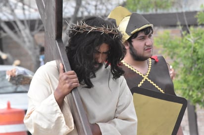 Se vive Viacrucis virtual en la loma de La Bartola en Monclova