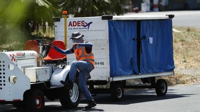 Llegan a El Salvador los restos de migrante asesinada por policías en México