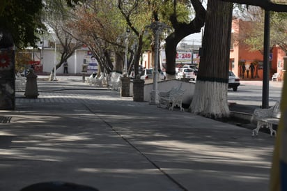 Sufren adultos en banquetas de SB