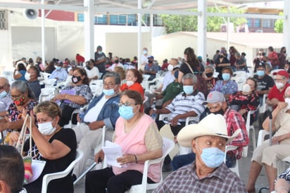 Molesta a adultos atraso de 3 horas para vacunarlos contra COVID-19 en Frontera 