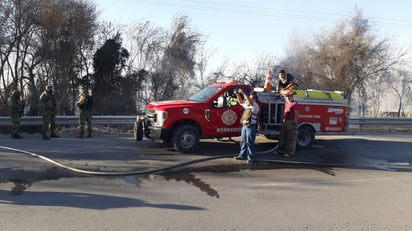 Voraz incendio consume pastizales y árboles secos en Estancias de Monclova