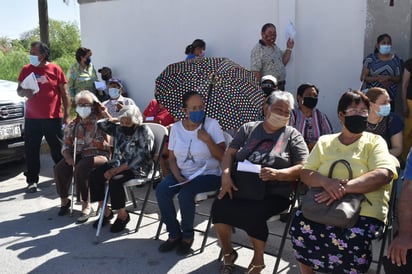 Hasta 3 horas esperaron ser vacunados en pleno sol