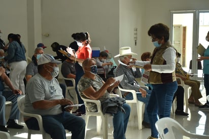 Inmunizados la tercera edad con vacuna china