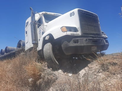 Tráiler casi cae en barranco