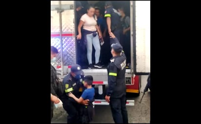 Rescatan en Edomex a 47 indocumentados de caja de tráiler