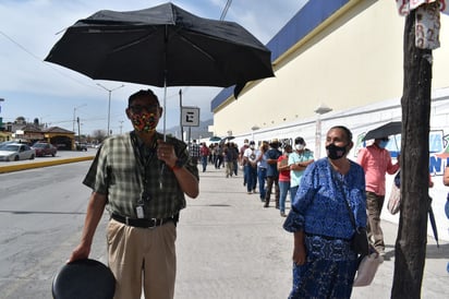 Larga fila el primer día de registro para vacuna contra el COVID-19 en Monclova