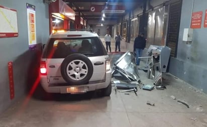 Mujer pierde control de camioneta y destroza torniquetes de Mexibús