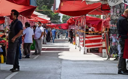 Termina herido de bala y apuñalado tras oponerse a robo en tianguis