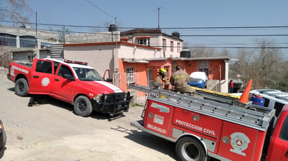 Lanza bomba molotov  a casa