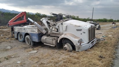 Vuelca tráiler en carretera 57; accidente ocurrió a la altura de Estación Hermanas