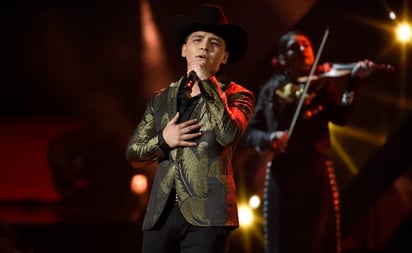 Christian Nodal pide historias para componer canciones