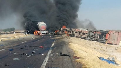 Choca y estalla pipa de diésel en carretera Saltillo-Torreón