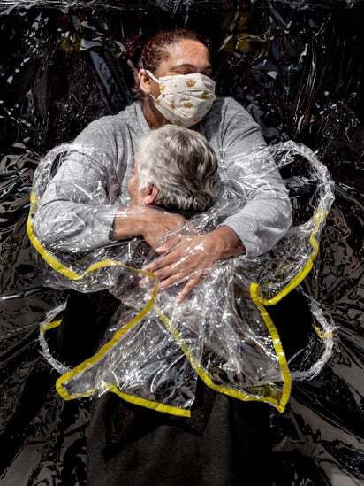 Primer abrazo en pandemia, World Press Photo del año