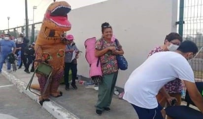 VIRAL: Joven se viste de dinosaurio para acompañar a su mamá a vacunarse en Tamaulipas: Causó sensación y provocó alegría entre los adultos mayores que esperaban su turno