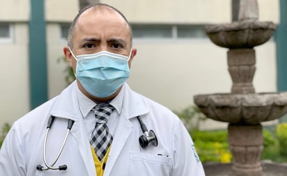 Tras lucha contra el Covid, Rogelio vuelve a su labor médica en IMSS