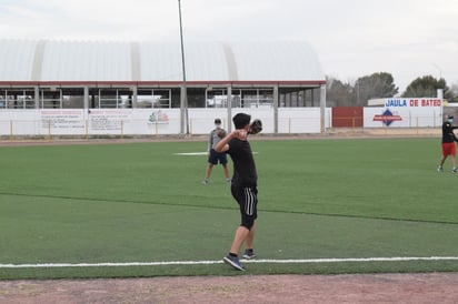 Convocan a clínicas de pitcheo de softbol en la deportiva