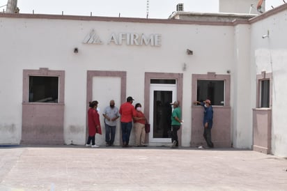 Desatiende institución bancaria a sus clientes