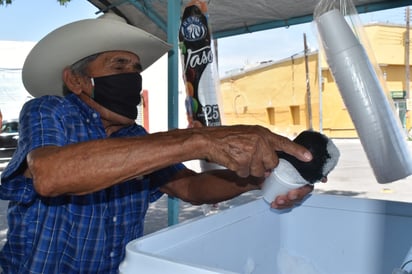 El ‘Pariente’: 40 años arriba del triciclo vendiendo yukis y elotes 