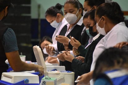 Vacunarán este martes a personal de la educación en la Región Centro 