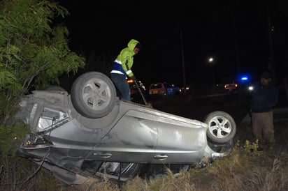 VIDEO: Termina volcado y abandona vehículo en Monclova