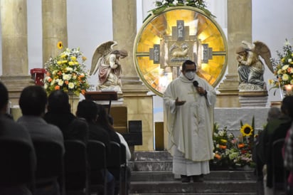 La prensa revuelve ‘patas con bofes’: Sacerdote Longoria