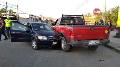 Se registra fuerte choque de tres vehículos en la zona centro de Frontera