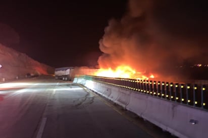 Choque de tractocamiones provoca cierre de autopista México-Puebla