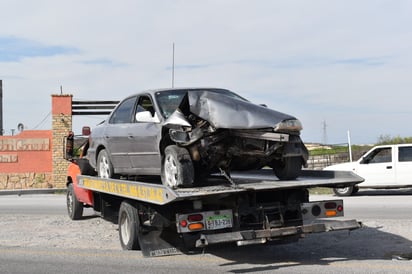 Le estalla llanta y choca en Monclova 