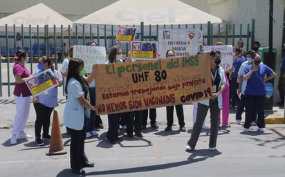 Trabajan en el IMSS bajo protesta, exigen vacunas 