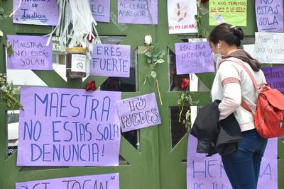 'No estás sola': colocan mensajes de apoyo a maestra agredida