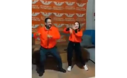 Candidato en Chiapas baila 'movimiento naranja'