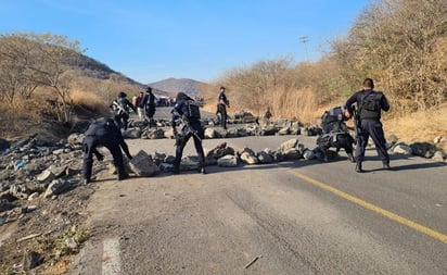 CJNG bloquea nuevamente caminos en Aguililla, tras visita de nuncio