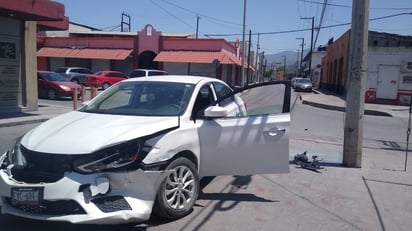 Se pasa luz roja y causa accidente en Monclova