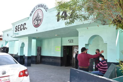 Reclaman obreros de 60 años regresar a AHMSA en Monclova