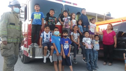 Bomberos celebran el cumpleaños de Josman