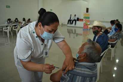 Inicia aplicación de la segunda dosis antiCOVID-19 en adultos mayores de Cuatro Ciénegas