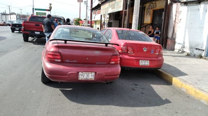 Por ir con el celular provoca percance en Monclova