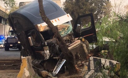 Tráiler choca contra camellón y genera caos vial en Zaragoza