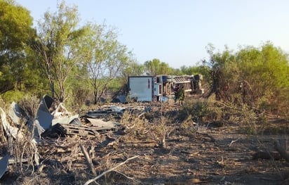 Tráiler termina volcado en la Y de Castaños